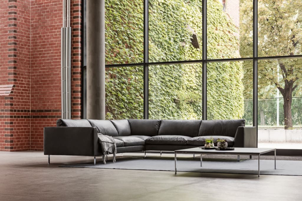 „Tokyo” od SITS to modułowa sofa zaprojektowana przez duńskiego projektanta Nielsa Gammelgaarda. „Tokyo” charakteryzuje się prostym kształtem, ciekawą forma podłokietnika i metalową ramą.