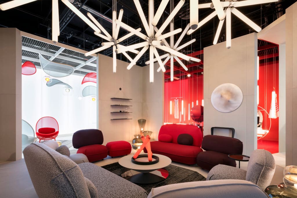 Wokół domowego paleniska rozstawiono sofy i fotele z serii „Link”. Zaprojektowane zostały specjalnie do „Das Haus”, a ich wzornictwo uwzględnia fakt, że ludzie lubią się spotykać i razem spędzać czas.