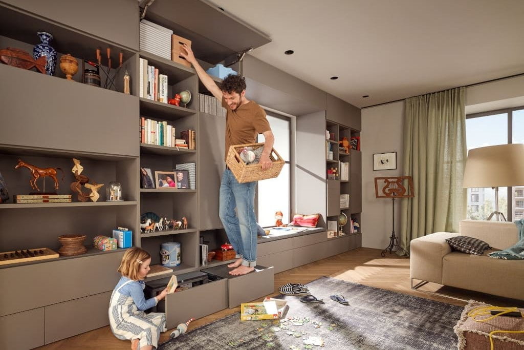 Nowe rozwiązanie „Space Step” firmy Blum pozwala umieścić w pełni dostępną, dużą szufladę w obszarze cokołu, którą można przeznaczyć na rzadziej używane przedmioty.