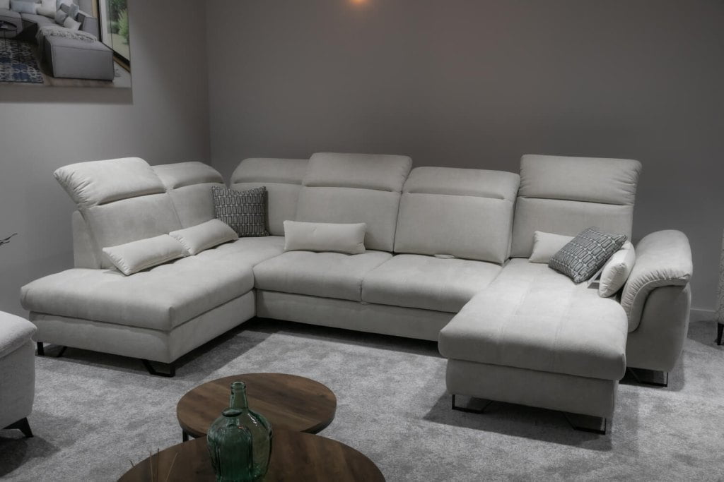 Narożnik Giovanni w kolorze szarym z ruchomymi zagłówkami firmy Stagra Meble zaprezentowany podczas targów Meble Polska 2023 w Poznaniu - miesięcznik i portal informacyjny branży meblarskiej biznes.meble.pl