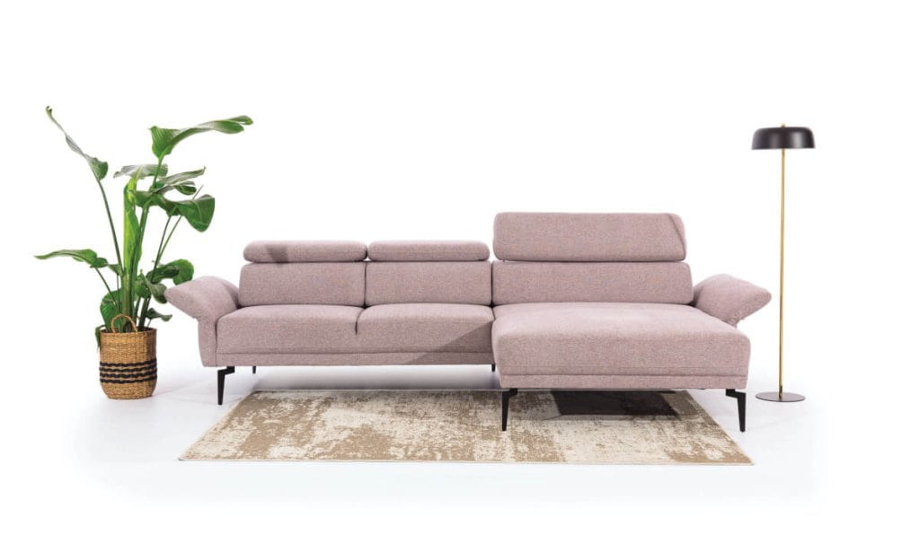 Narożnik Holmby w kolorze pudrowy róż firmy Stagra Meble zaprezentowany podczas targów Meble Polska 2023 w Poznaniu - miesięcznik i portal informacyjny branży meblarskiej biznes.meble.pl