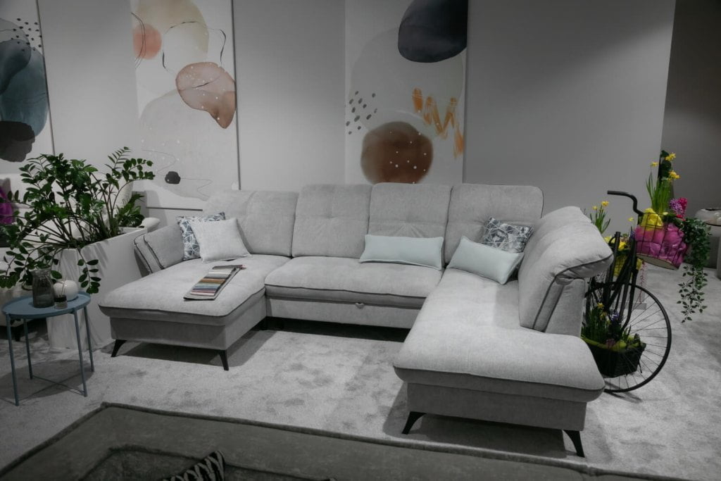 Narożnik Massimo w kolorze szarym firmy Stagra Meble zaprezentowany podczas targów Meble Polska 2023 w Poznaniu - miesięcznik i portal informacyjny branży meblarskiej biznes.meble.pl