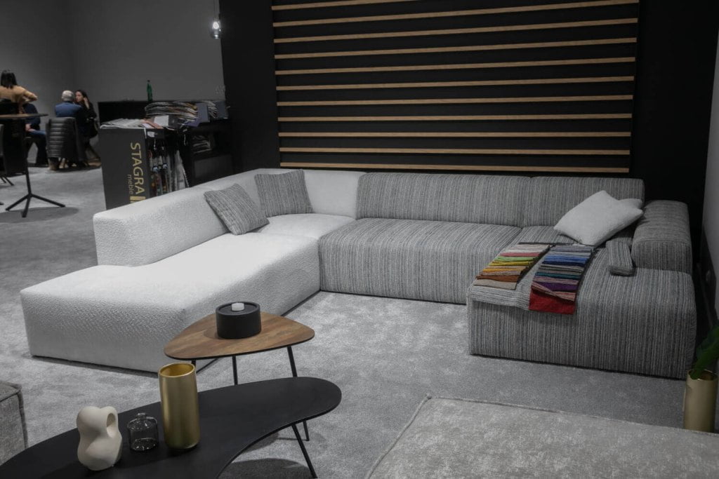 Model Zeus w kolorze szaro-białym firmy Stagra Meble zaprezentowany podczas targów Meble Polska 2023 w Poznaniu - miesięcznik i portal informacyjny branży meblarskiej biznes.meble.pl