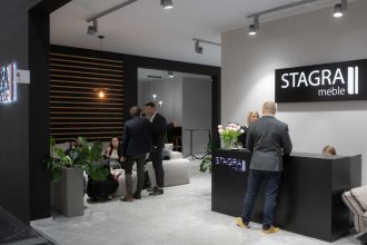 Stoisko firmy Stagra Meble podczas targów Meble Polska 2023 w Poznaniu - miesięcznik i portal informacyjny branży meblarskiej biznes.meble.pl