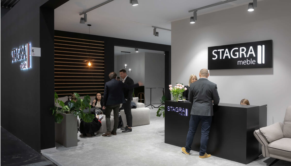 Stoisko firmy Stagra Meble podczas targów Meble Polska 2023 w Poznaniu - miesięcznik i portal informacyjny branży meblarskiej biznes.meble.pl