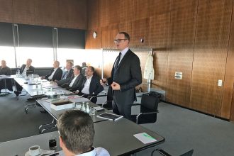 Stefan Schultheiß, dyrektor zarządzający CSG (Cologne Strategy Group), podczas październikowego spotkania Związku Niemieckiego Przemysłu Meblarskiego VDM w Kolonii.