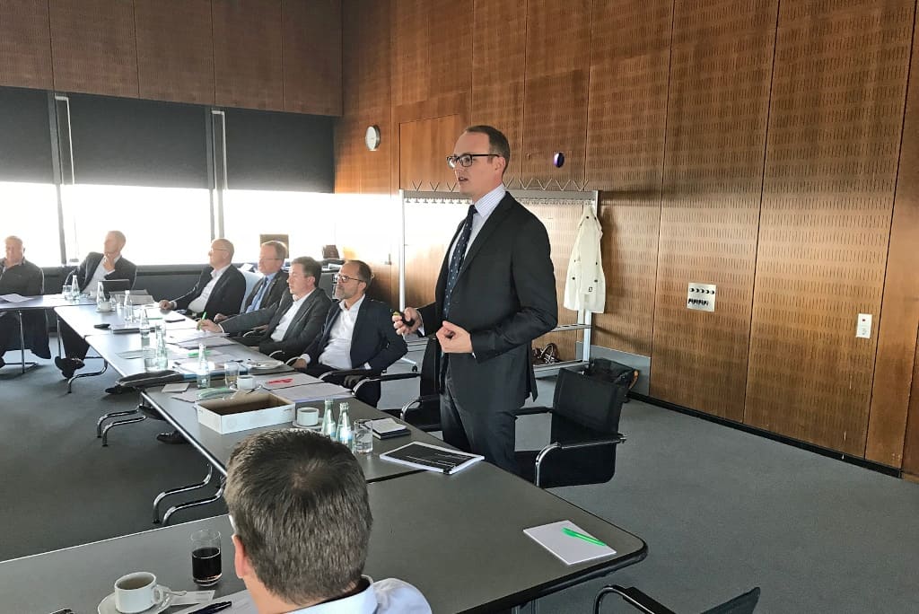 Stefan Schultheiß, dyrektor zarządzający CSG (Cologne Strategy Group), podczas październikowego spotkania Związku Niemieckiego Przemysłu Meblarskiego VDM w Kolonii.