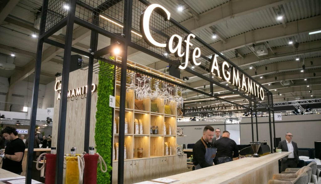 Otwarte stoisko w formie Cafe Agmamito na targach Meble Polska 2023