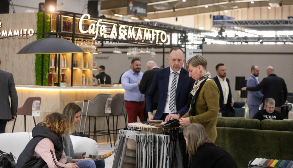 Otwarte stoisko w formie Cafe Agmamito na targach Meble Polska 2023