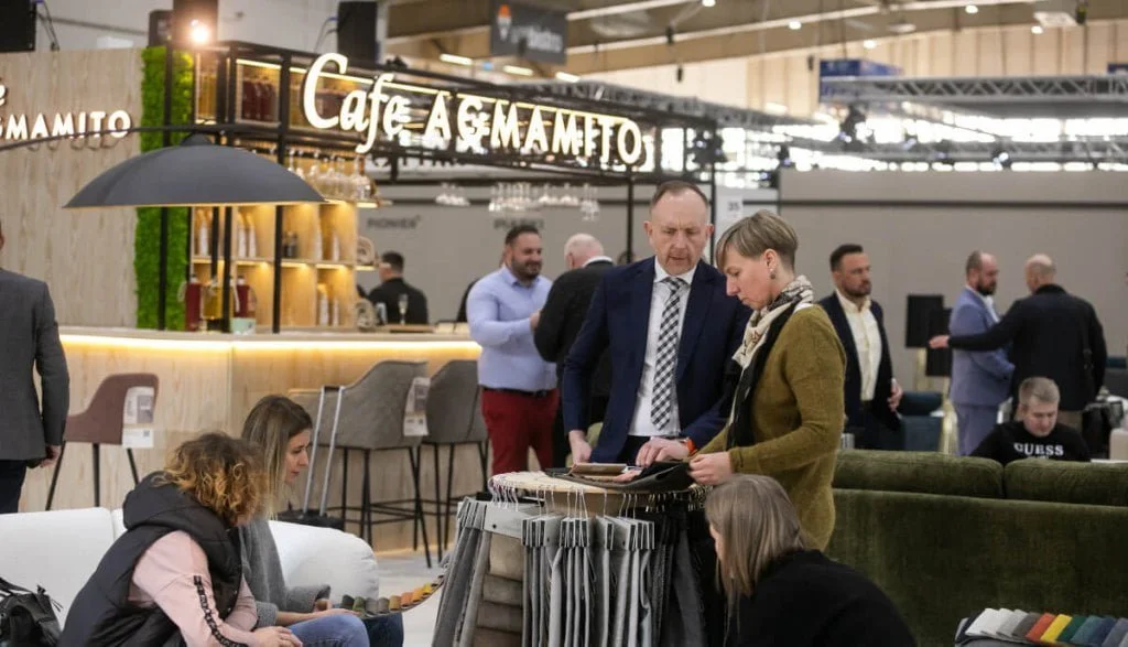 Otwarte stoisko w formie Cafe Agmamito na targach Meble Polska 2023