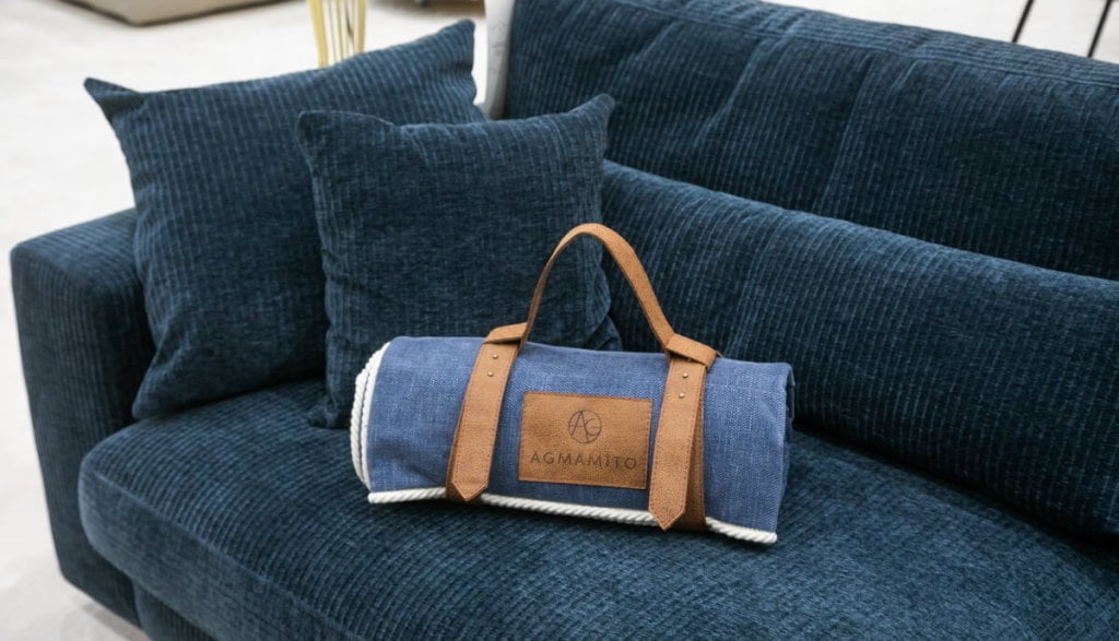 Torebka denim na granatowej kanapie.