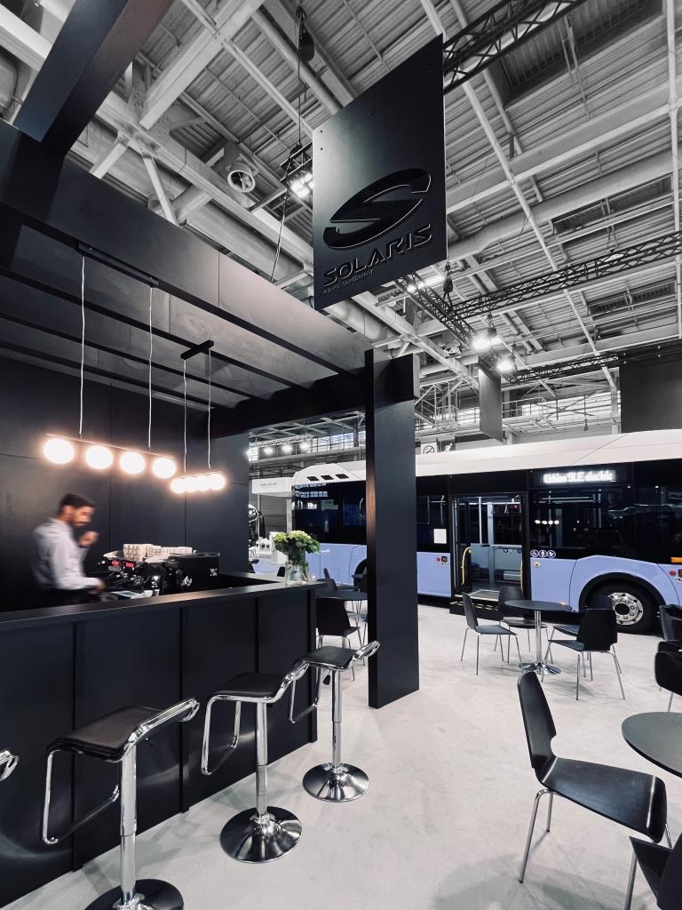 Politowicz Studio zaprojektowało niestandardowe elementy, takie jak lada barowa i półki ekspozycyjne.