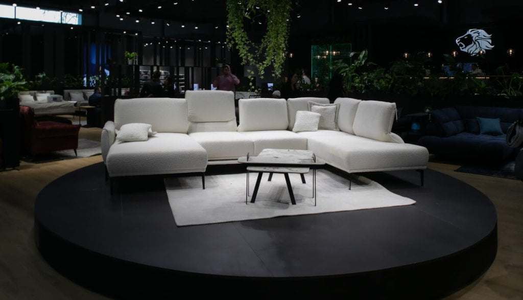 Biały narożnik obustronny na podium.