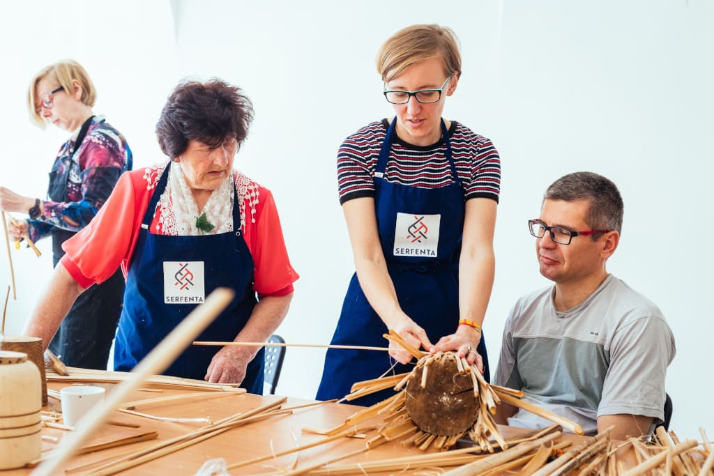 Stowarzyszenie Serfenta proponuje m.in. warsztaty z mistrzem plecionkarskim.