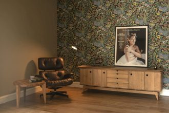 Swallow’s Tail Furniture do wykończenia drewnianej komody „ST Sideboard” wykorzystuje oleje lub lakier.