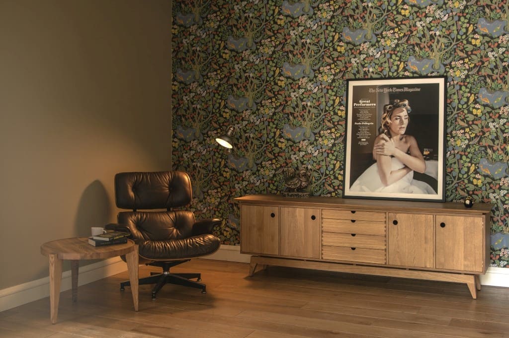 Swallow’s Tail Furniture do wykończenia drewnianej komody „ST Sideboard” wykorzystuje oleje lub lakier.