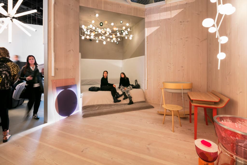 W części sypialnianej oprócz oryginalnie zaaranżowanego łóżka znalazły się dwa autorskie projekty Lucie Koldová. Są to „Nut” – kołyska dla dziecka, oraz „Sheets” – biurko, które może być toaletką.