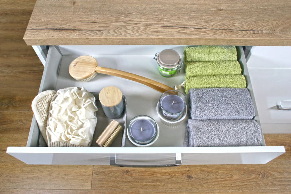 Systemy szuflad Comfort Box Rejs pozwolą utrzymać ład w każdej łazience – zarówno wśród drobiazgów (np. kosmetyków) jak i większych przedmiotów (np. detergentów, ręczników).