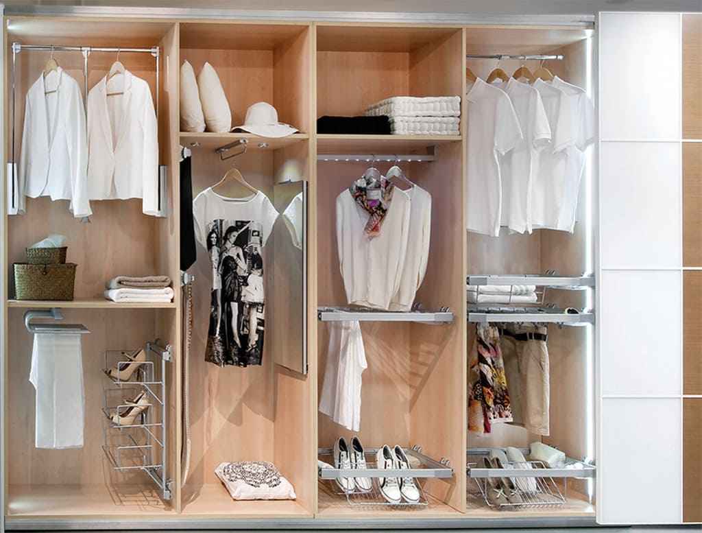 Szafy „Nadir” od Black Red White to funkcjonalne meble, które posiadają sprawnie funkcjonujące mechanizmy.