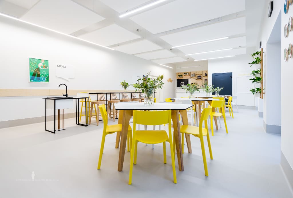 W szkole w Miliczu prowadzonej przez Fundację KOM wydzielono miejsce spotkań i przyjaźni, gdzie można przygotować własny posiłek i zjeść go z przyjaciółmi lub odrobić wspólnie lekcje.