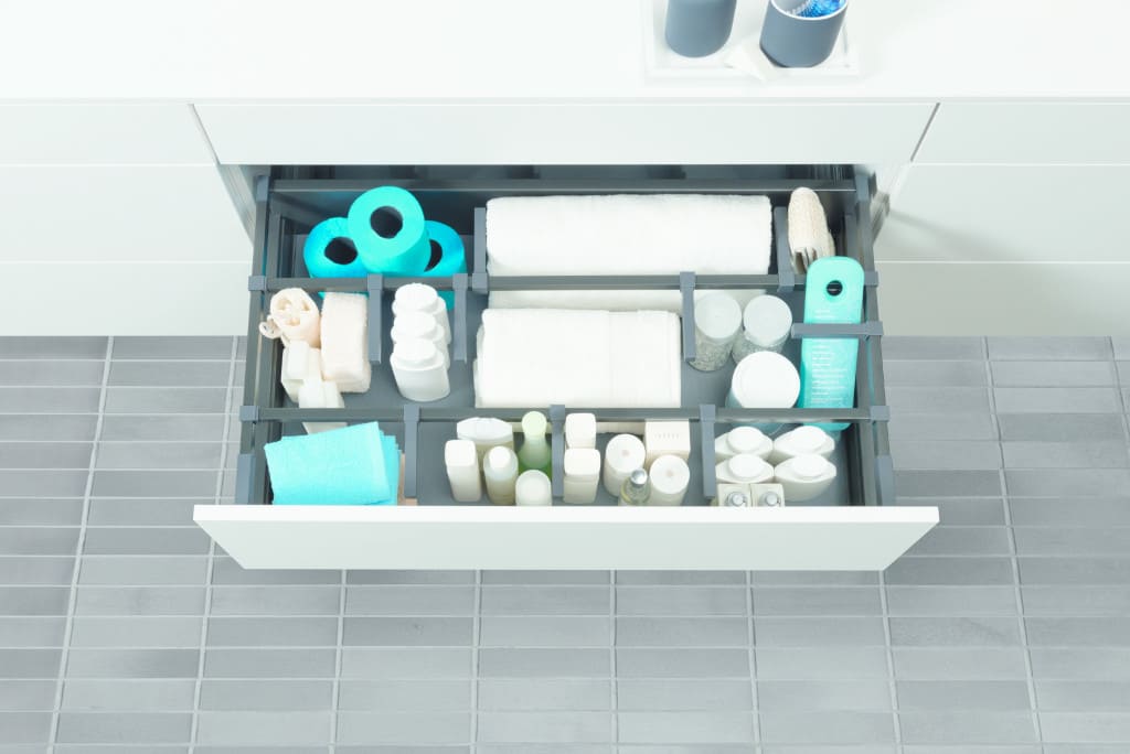 W łazience jest wiele rzeczy do przechowywania: kosmetyki, przybory higieniczne, ręczniki czy detergenty. Najwygodniej przechowywać je w komfortowych szufladach „InnoTech Atira” od Hettich z pełnym wysuwem.