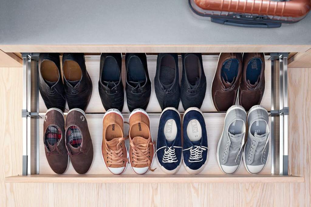 Szuflada „Tandembox antaro” firmy Blum, to sprawdzone rozwiązanie, dostępne w wielu wariantach. Jednym z nich jest wysoka szuflada z listwą poprzeczną.