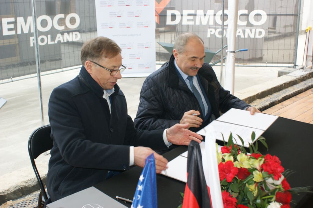 Tadeusz Czajka, Wójt Gminy Tarnowo Podgórne i Mirosław Wolski, prezes Schattdecor podczas podpisywania listu intencyjnego dotyczącego nawiązania współpracy.