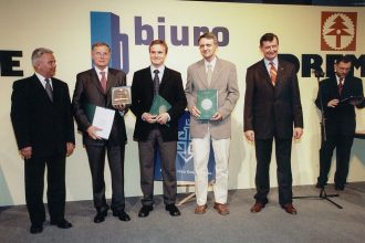 Targi „Biuro” w Poznaniu, laureaci nagród Acantus Aureus (za stoisko targowe), Ryszard Rychlik - drugi z lewej, 2003 r.