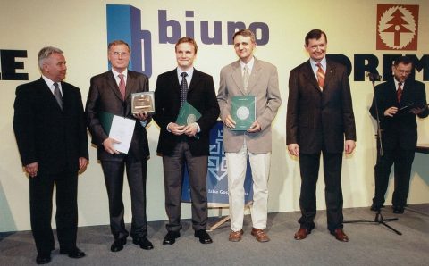 Targi „Biuro” w Poznaniu, laureaci nagród Acantus Aureus (za stoisko targowe), Ryszard Rychlik - drugi z lewej, 2003 r.