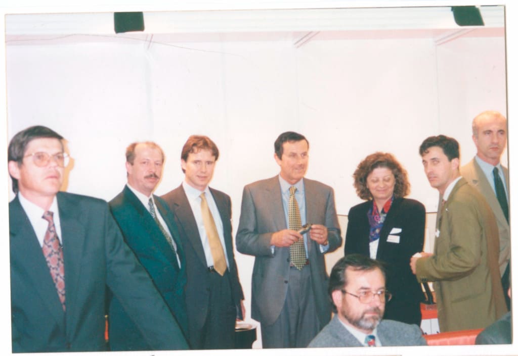 Podczas targów „Interzum 1996”. Andrzej Nowicki (drugi z prawej); w środku Giorgio Salice – syn założyciela Salice i Silvana Montorfano, dyrektor eksportu Salice.