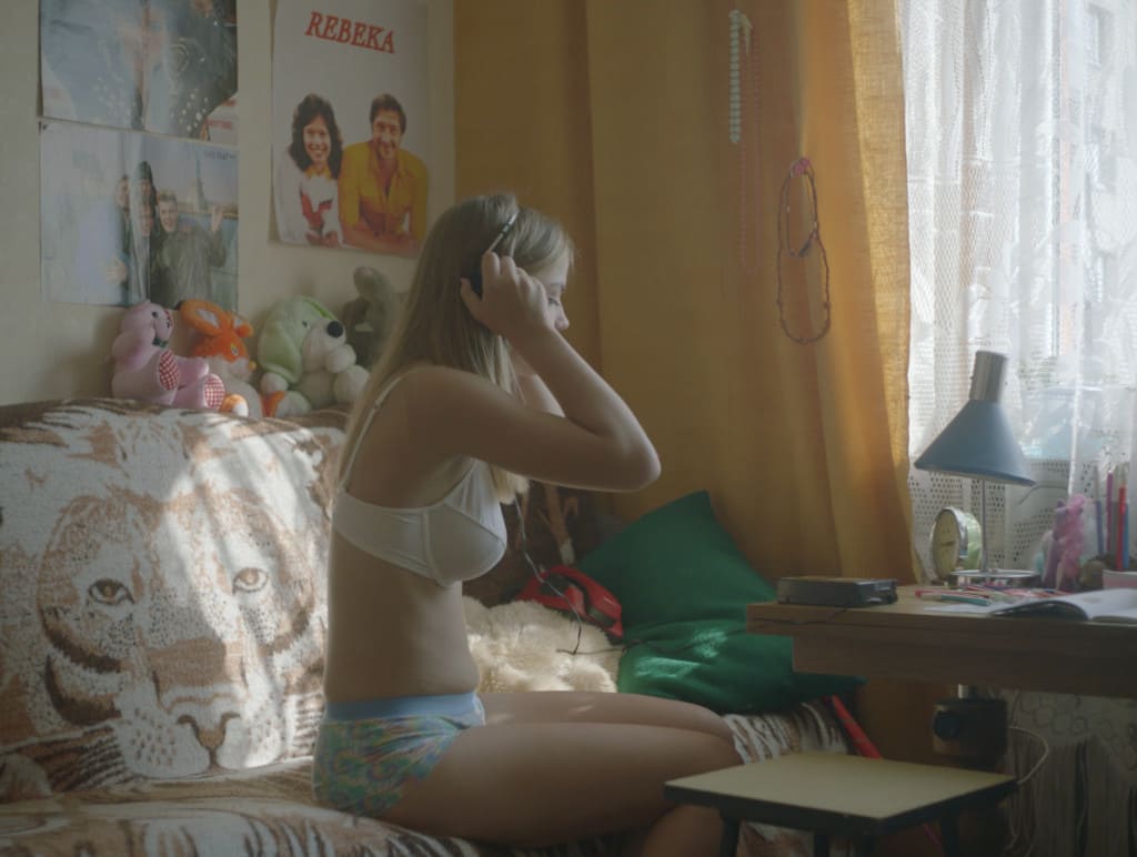 Nostalgię za późnymi latami 80. Przywołuje teledysk „Today”, w którym jedną z głównych ról grają: blokowisko, walkman i zabawy na trzepaku.