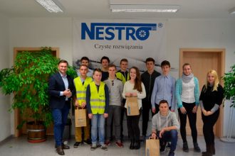 Pamiątkowe zdjęcie uczestników Dnia Odkrywców Zawodów w Nestro w Starym Oleśnie.