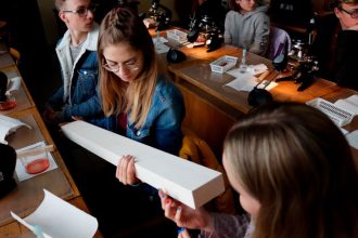 W zajęciach na kierunku technik technologii drewna biorą udział uczniowie z Zespołu Szkół Technicznych im. Hipolita Cegielskiego w Śremie.