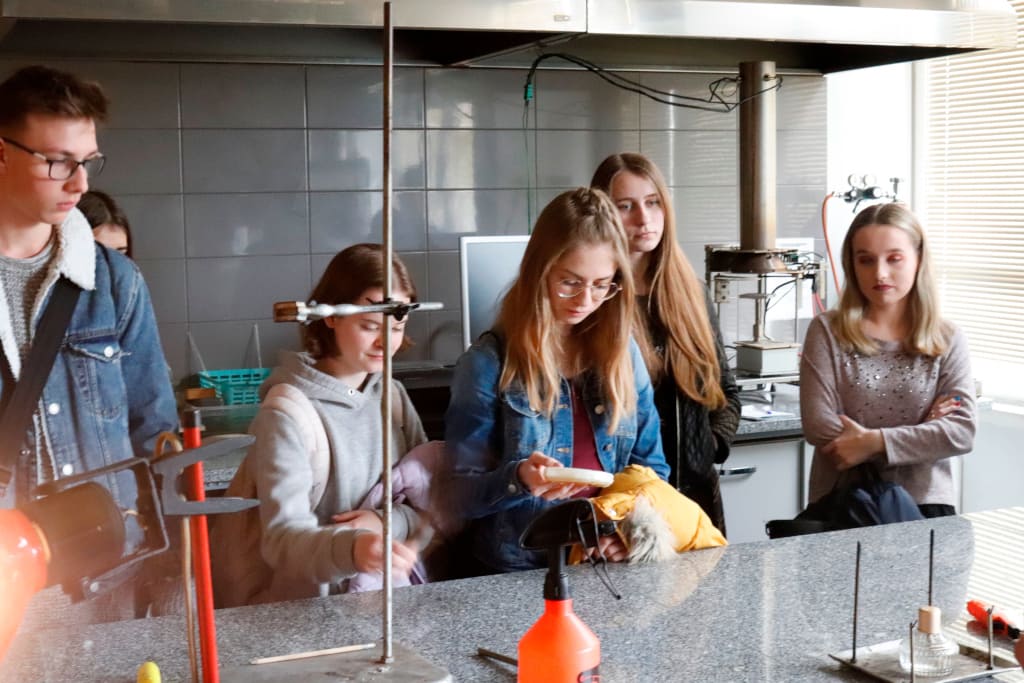 Uczniowie z Zespołu Szkół Technicznych im. Hipolita Cegielskiego w Śremie. Zajęcia dotyczą kierunku technik technologii drewna.