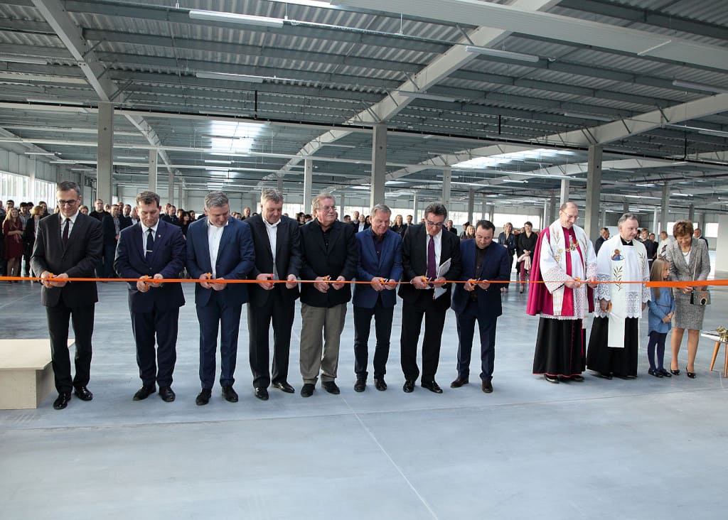 Uroczyste przecięcie wstęgi podczas otwarcia nowej hali produkcyjnej, październik 2017 r.