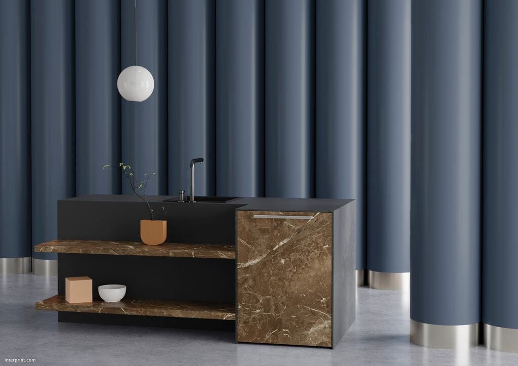 „Veneto” od Interprint to rysunek marmuru rodem z florenckiej willi. Klasyczny, bogaty wzór jest jednocześnie spokojny i dynamiczny.