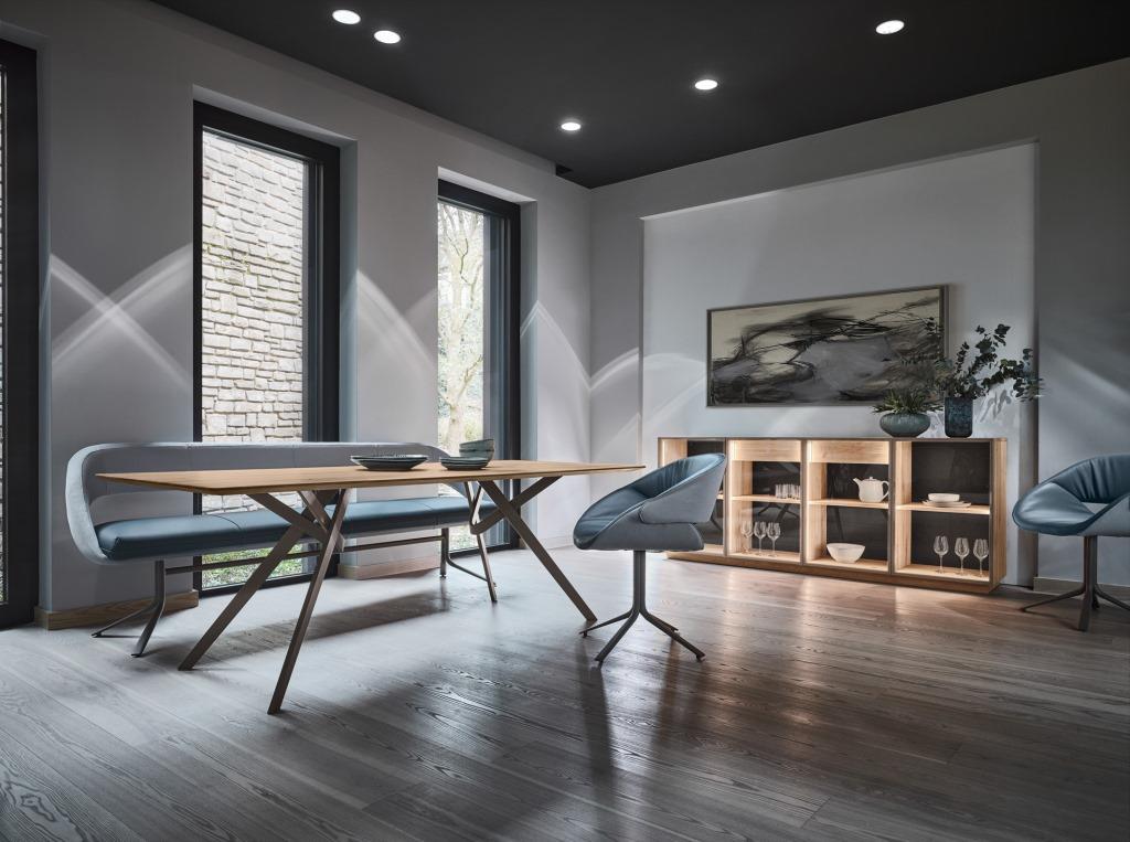 W jadalni popularne jest jasne drewno połączone z pastelowymi odcieniami, a także tapicerowane ławki i krzesła.