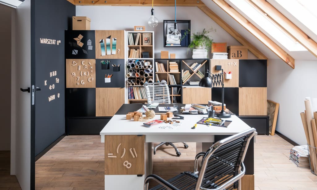 Przykładem mebla, w którym zastosowano rozwiązania zapewniające bezpieczeństwo najmłodszym użytkownikom, jest biurko z kolekcji „Young Users” firmy Vox.