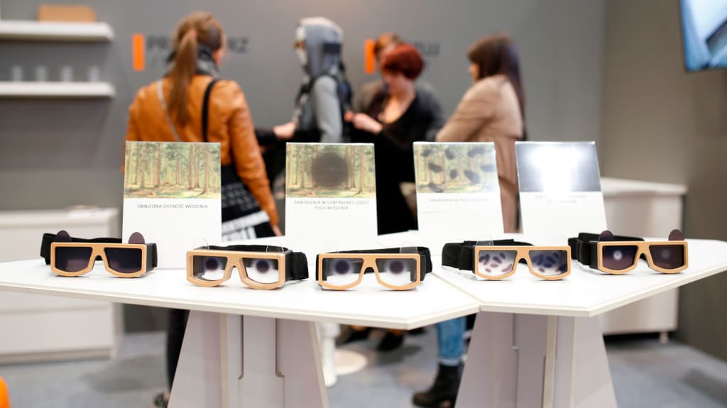 W skład Symulatora Wieku opracowanego przez Get Models Now wchodzi m.in. 6 par okularów, które przedstawiają najczęściej występujące schorzenia wzroku u osób starszych.