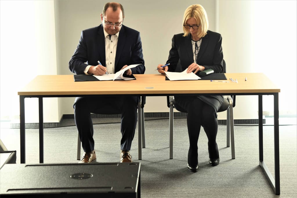 Umowę dotyczącą wsparcia szkoły o wartości prawie 30 tys. zł podpisali wiceprezes Grupy Amica Marcin Bilik i dyrektor ZS nr 1 we Wronkach Monika Kozber.