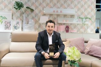 Wiesław Wajnert ze statuetką „Ambasadora Meblarstwa” podczas targów „Meble Polska” w Poznaniu, marzec 2017 r.