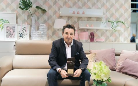 Wiesław Wajnert ze statuetką „Ambasadora Meblarstwa” podczas targów „Meble Polska” w Poznaniu, marzec 2017 r.