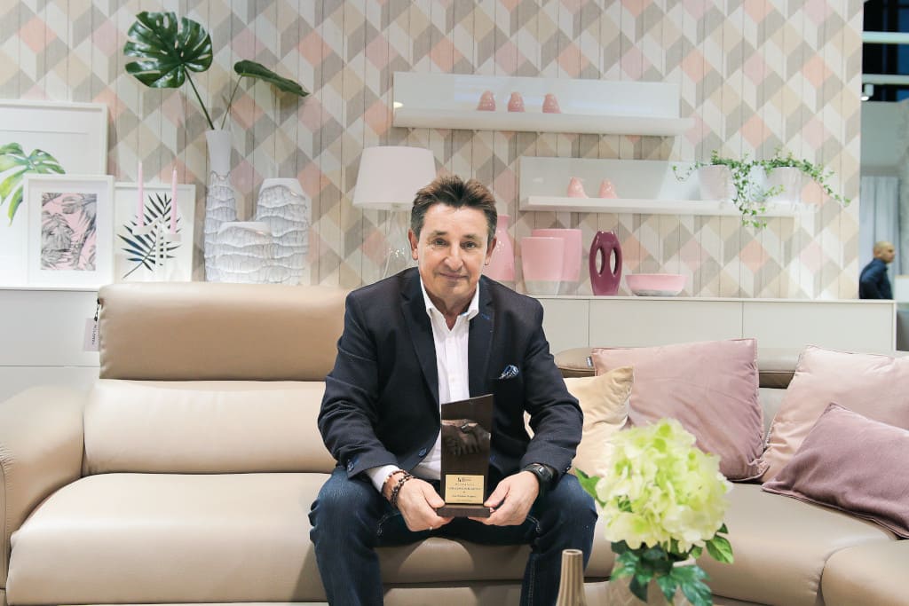 Wiesław Wajnert ze statuetką „Ambasadora Meblarstwa” podczas targów „Meble Polska” w Poznaniu, marzec 2017 r.