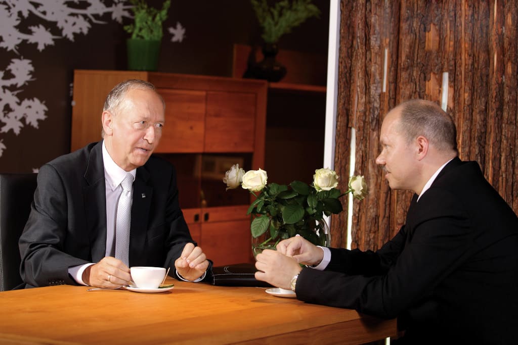 Od lewej: Wojciech Gieburowski, były prezes Zarządu i Wiesław Kalinowski, nowy dyrektor handlowy KMK Kolekcja Mebli Klose.