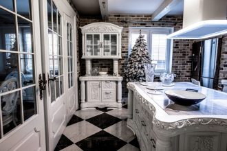 Wszystkie meble stylowe wytwarzane są przez MebS ręcznie. Firma pracuje wyłącznie w naturalnym drewnie, a swoim dziełom nadaje formę retro.