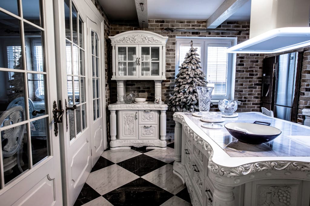 Wszystkie meble stylowe wytwarzane są przez MebS ręcznie. Firma pracuje wyłącznie w naturalnym drewnie, a swoim dziełom nadaje formę retro.