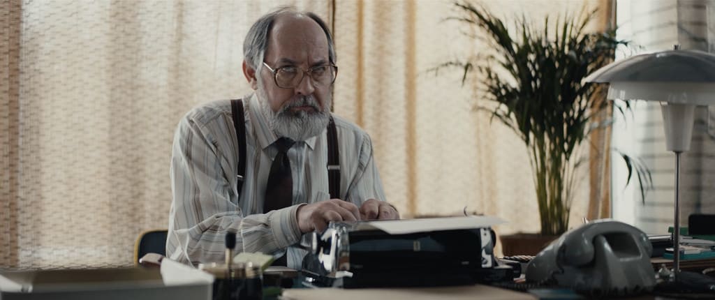 Niezbędne wyposażenie redakcji „Kuriera Wieczornego” w „Rojst”: maszyna do pisania, lampa, telefon… Klimat tworzą rośliny doniczkowe i zasłony.