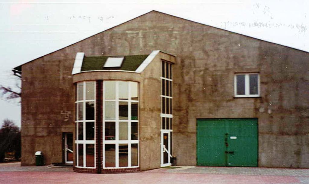 Budynek biura administracji przy ul. Kolejowej 67 w Międzyborzu, 1998 r.