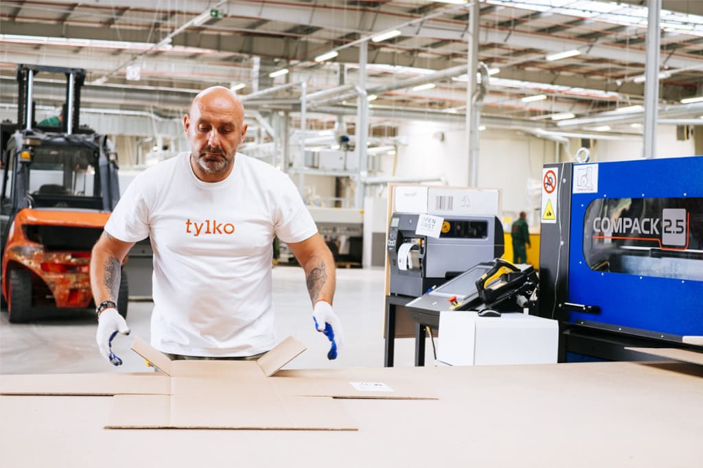 Zbyszek Latuszkiewicz, starszy inżynier ds. rozwoju produktów Tylko ze sklejką z lasów północnej i północno-wschodniej Europy, z której produkowane są meble na indywidualne zamówienie.