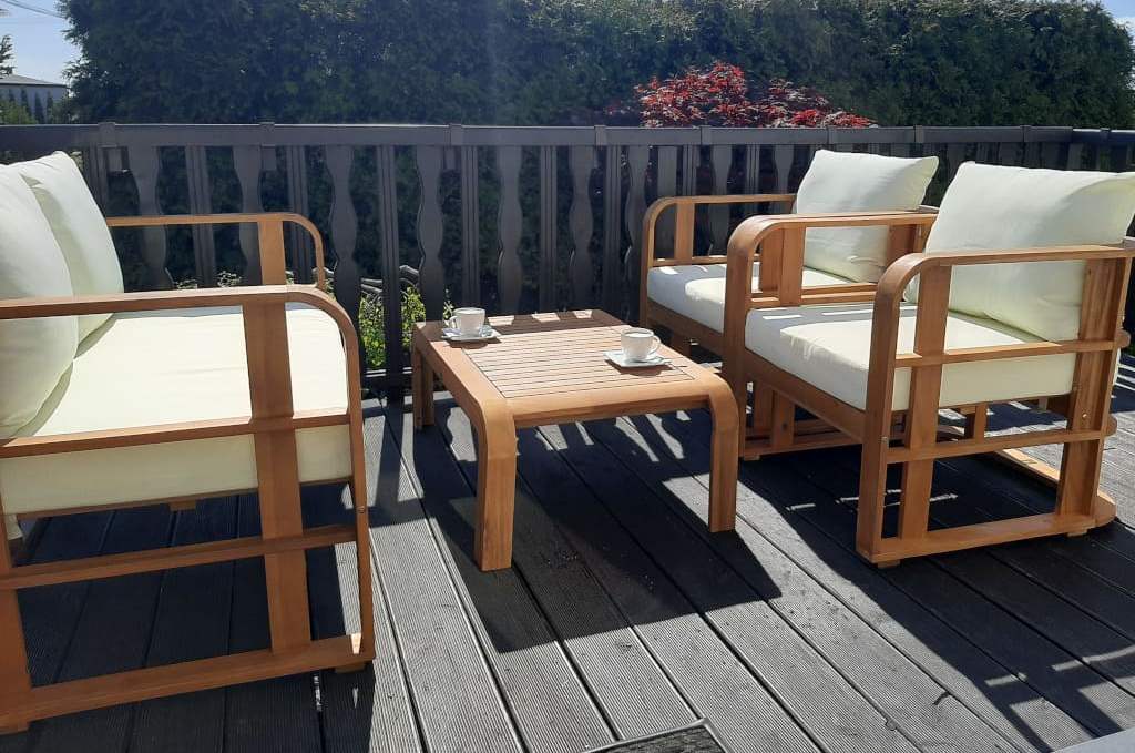 Idealny zestaw ogrodowy na taras: Budapeszt zaprojektowany i wyprodukowany dla Rattanland. W jego skład wchodzą 2-osobowa kanapa, dwa fotele i ława. Wysokiej jakości drewno zapewnia meblom trwałość i solidność.